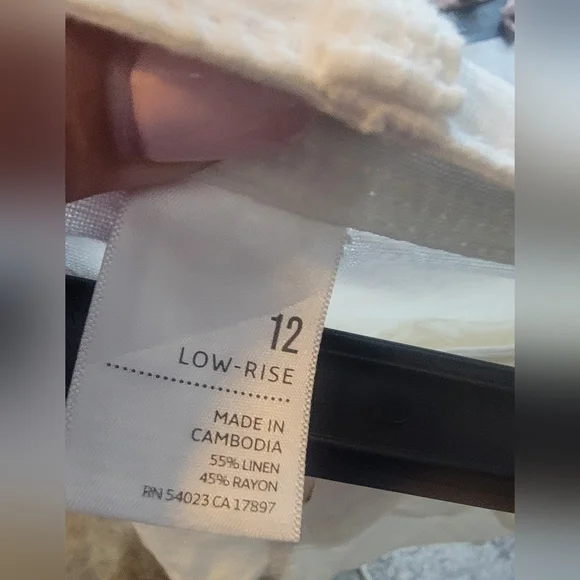 Old Navy Women's Linen, White, Cargo Pants Relaxed Fit. - Picture 10 of 11